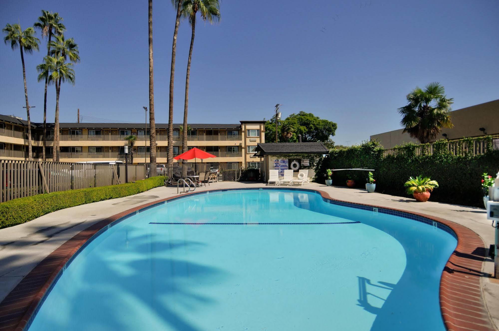 Vagabond Inn Whittier Bagian luar foto